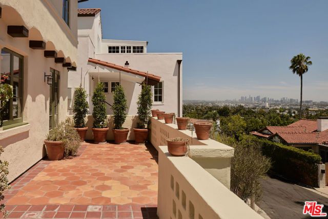 7939 Hillside Avenue, Los Angeles, CA 90046