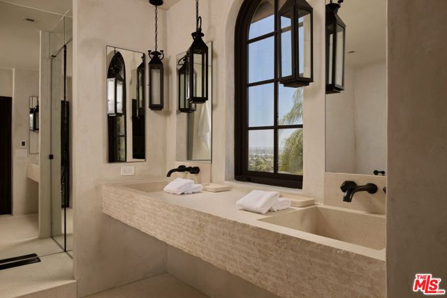 7939 Hillside Avenue, Los Angeles, CA 90046
