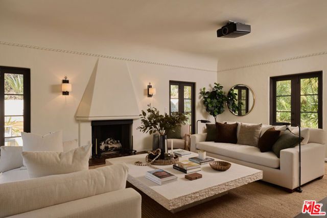 7939 Hillside Avenue, Los Angeles, CA 90046