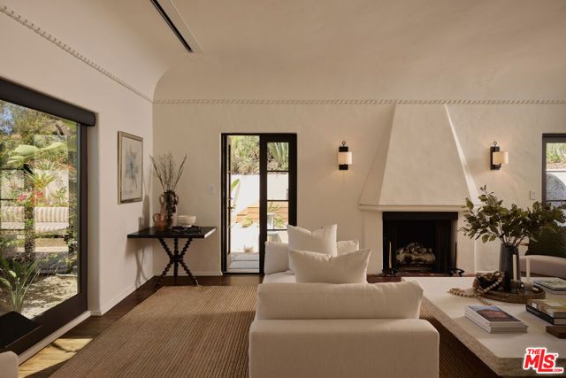 7939 Hillside Avenue, Los Angeles, CA 90046