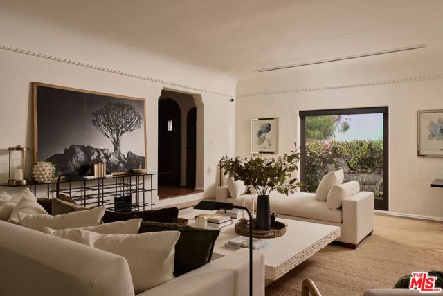7939 Hillside Avenue, Los Angeles, CA 90046