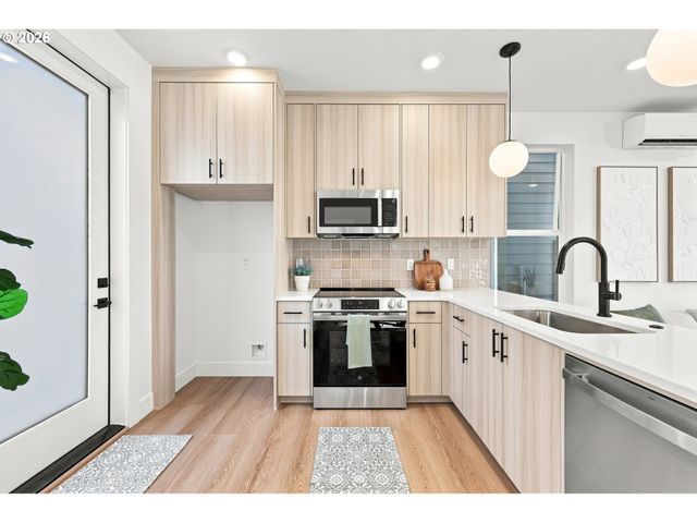 6019 Se TENINO St, Portland, OR 97206