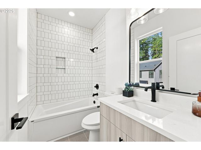 6019 Se TENINO St, Portland, OR 97206