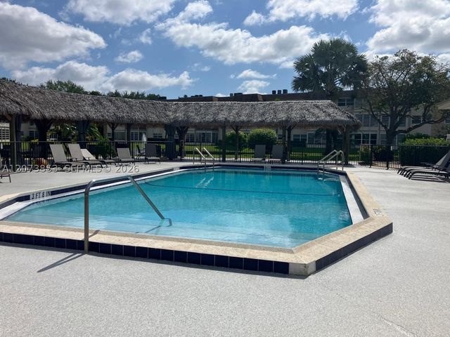 4800 NW 35th St 607, Lauderdale Lakes, FL 33319