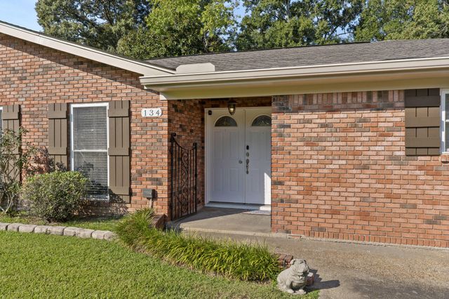 134 Somerset Dr., Hattiesburg, MS 39402