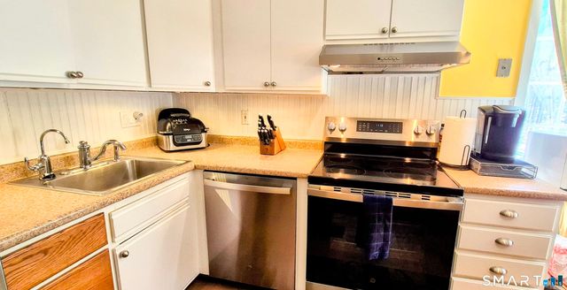 239 Old Farms Road APT 15C, Avon, CT 06001