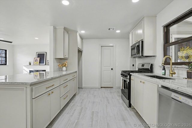 908 N Ash Avenue, Sand Springs, OK 74063