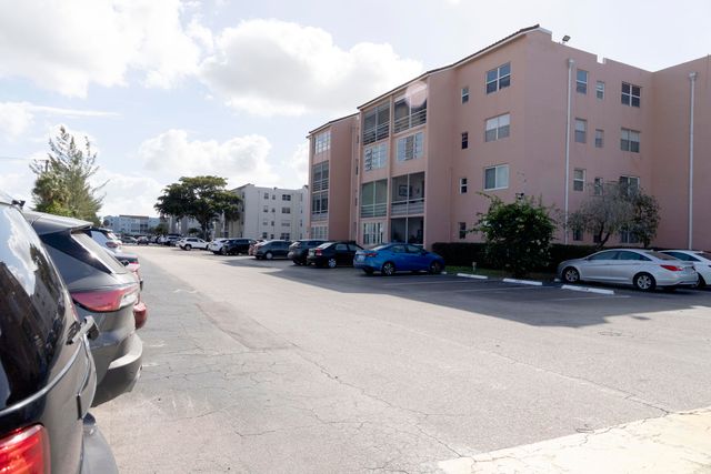 2851 Somerset Drive 116, Lauderdale Lakes, FL 33311