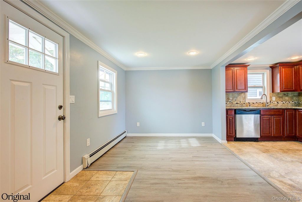 55 Main Avenue, Wheatley Heights, NY 11798 — photo 2