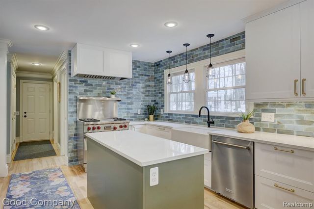 2190 Mac Farm Circle, Milford, MI 48380