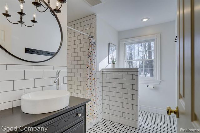 2190 Mac Farm Circle, Milford, MI 48380