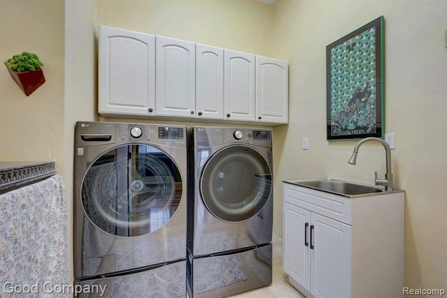 2190 Mac Farm Circle, Milford, MI 48380