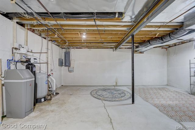 2190 Mac Farm Circle, Milford, MI 48380