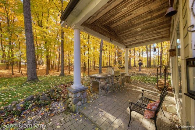 2190 Mac Farm Circle, Milford, MI 48380