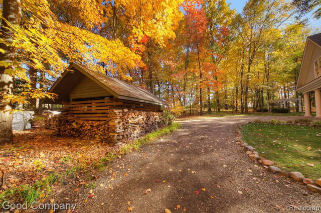 2190 Mac Farm Circle, Milford, MI 48380