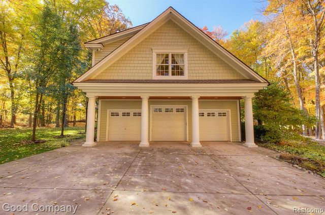 2190 Mac Farm Circle, Milford, MI 48380