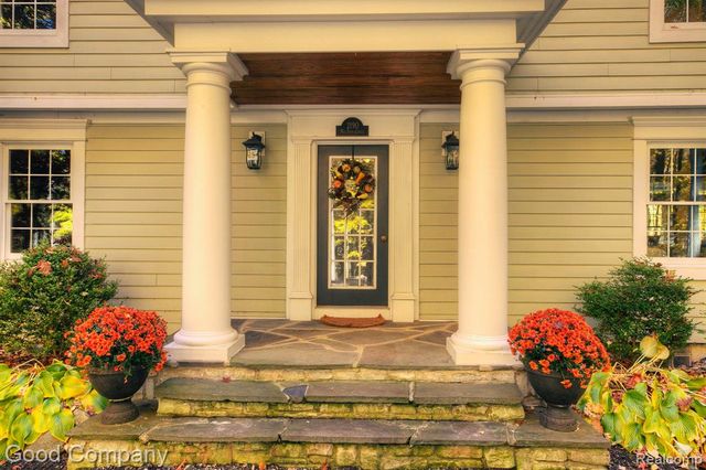 2190 Mac Farm Circle, Milford, MI 48380