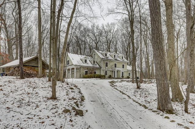 2190 Mac Farm Circle, Milford, MI 48380