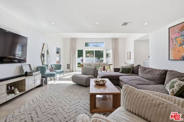 17460 Cohasset Street, Van Nuys, CA 91406