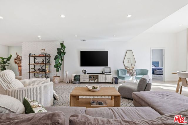 17460 Cohasset Street, Van Nuys, CA 91406