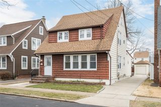 61 Dartmouth Street, Williston Park, NY 11596
