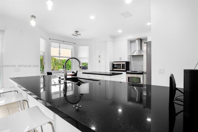 4467 Fox Glove Ln, Weston, FL 33331