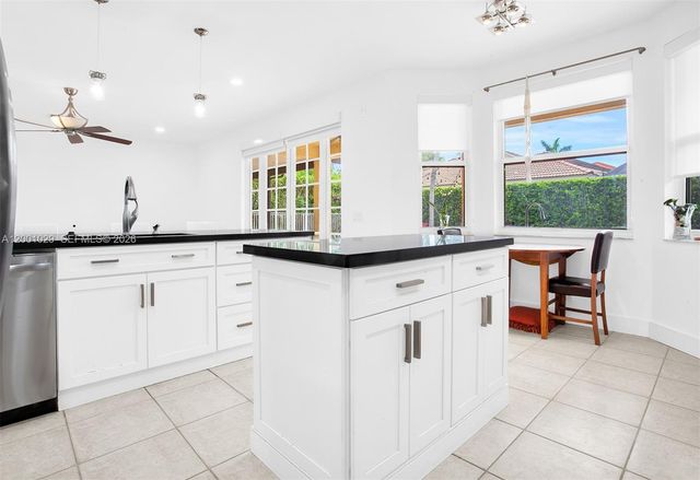 4467 Fox Glove Ln, Weston, FL 33331