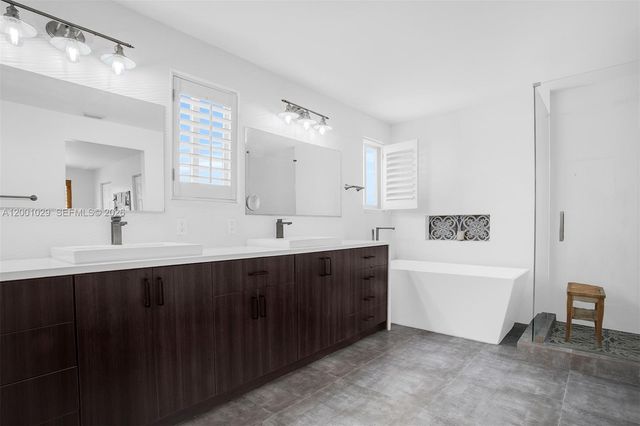 4467 Fox Glove Ln, Weston, FL 33331