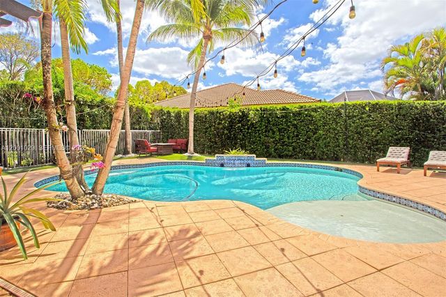 4467 Fox Glove Ln, Weston, FL 33331