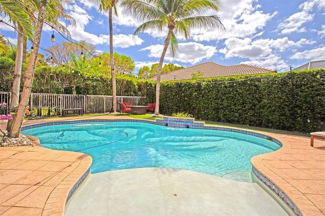 4467 Fox Glove Ln, Weston, FL 33331
