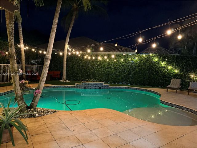 4467 Fox Glove Ln, Weston, FL 33331