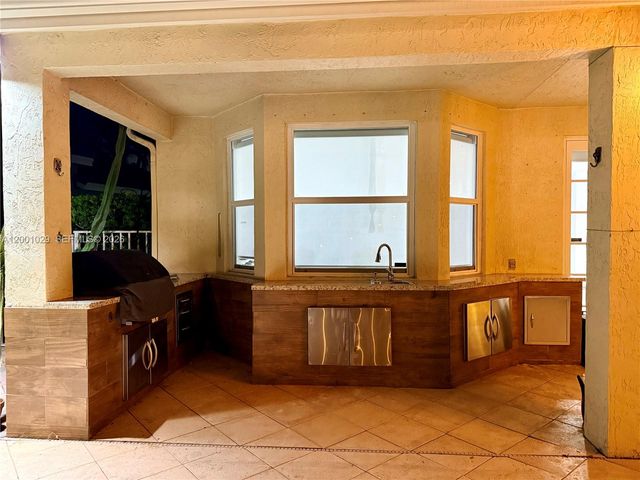 4467 Fox Glove Ln, Weston, FL 33331