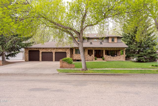 800 Munich Drive, Bismarck, ND 58504 property photo