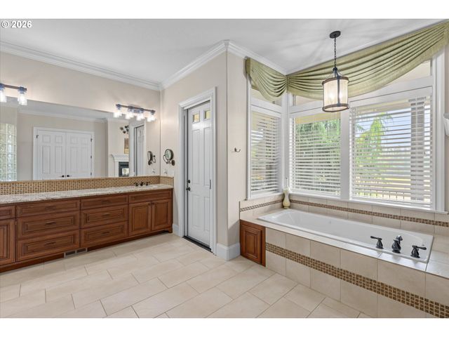 14575 S STONERIDGE Dr, Oregon City, OR 97045