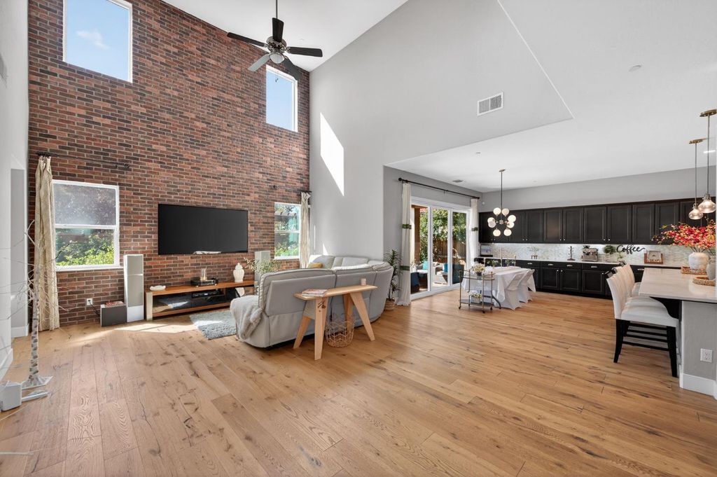 Image 13 of property listing at 638 Mesa Dr S, Madera, CA 93636