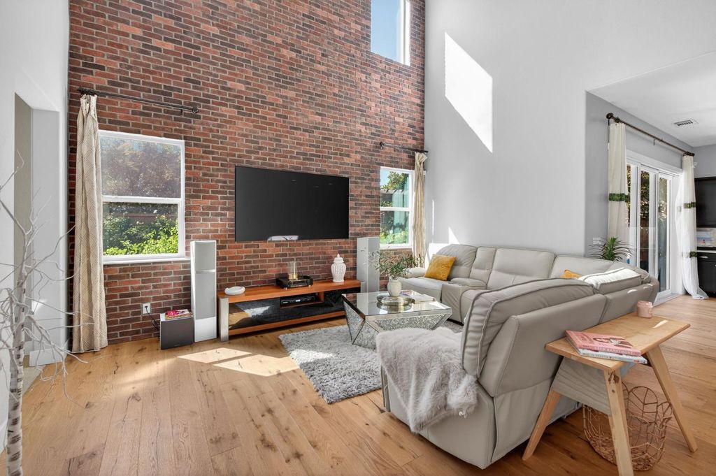 Image 14 of property listing at 638 Mesa Dr S, Madera, CA 93636