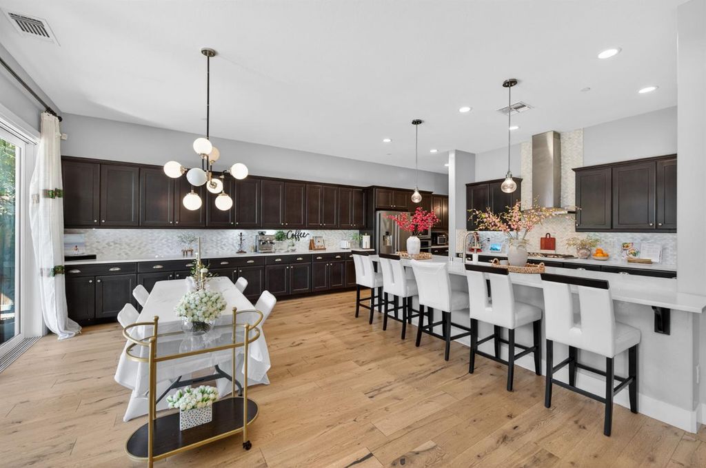 Image 16 of property listing at 638 Mesa Dr S, Madera, CA 93636