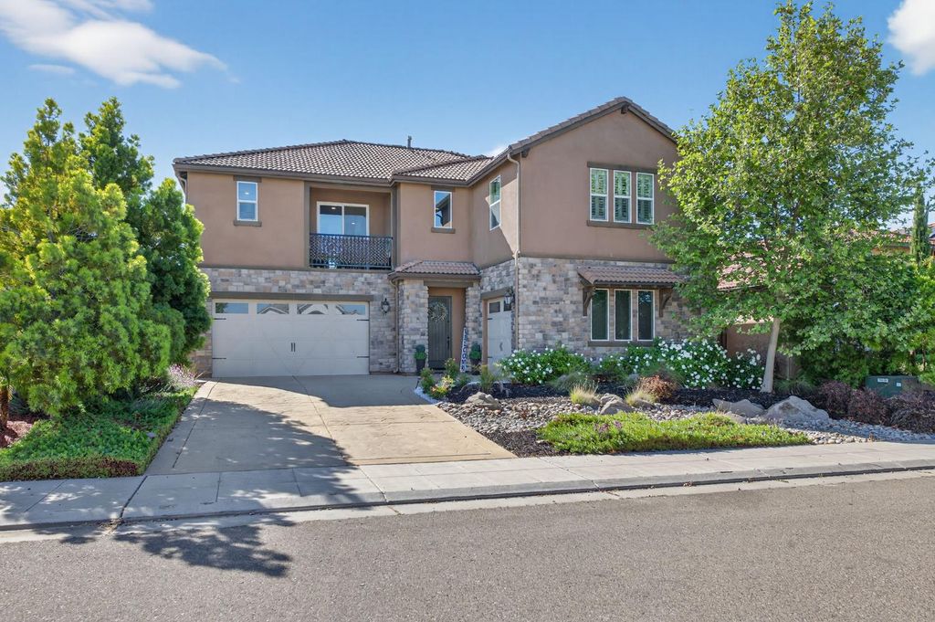 Image 2 of property listing at 638 Mesa Dr S, Madera, CA 93636