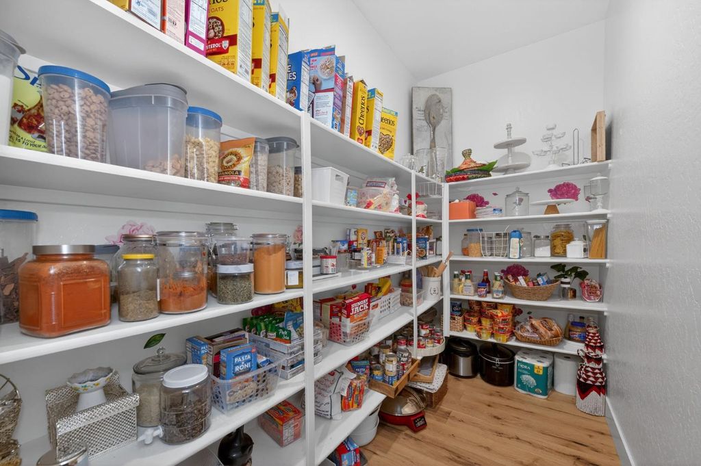 Image 25 of property listing at 638 Mesa Dr S, Madera, CA 93636