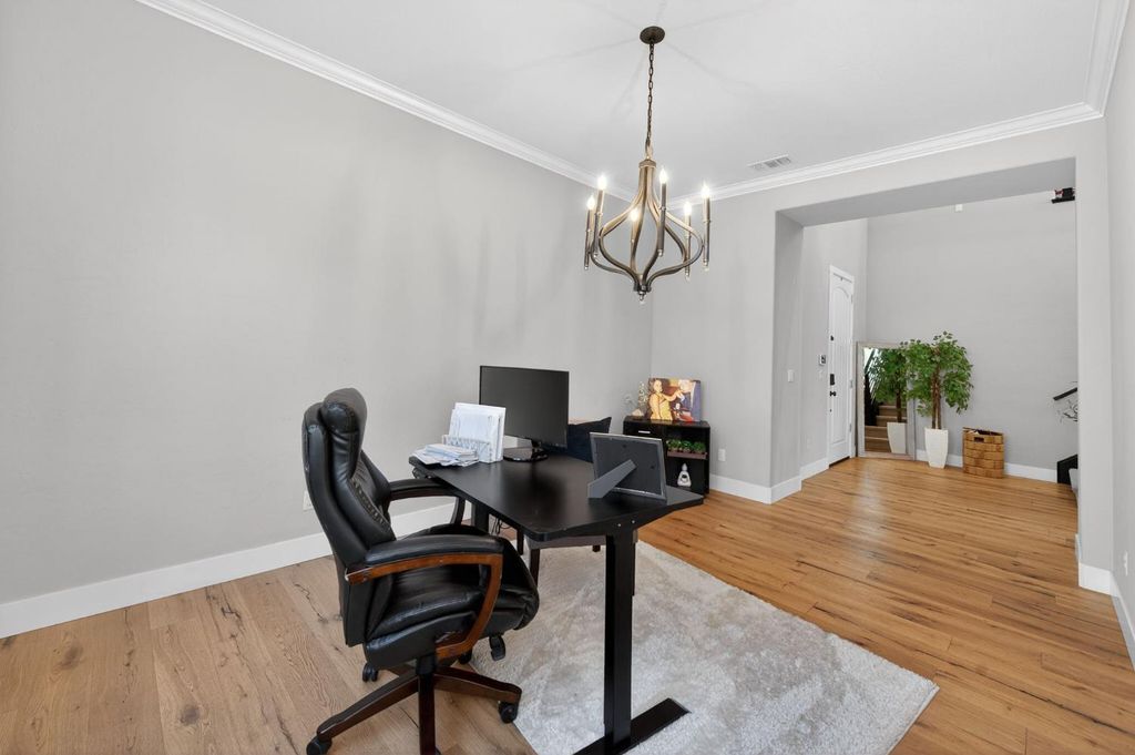 Image 26 of property listing at 638 Mesa Dr S, Madera, CA 93636