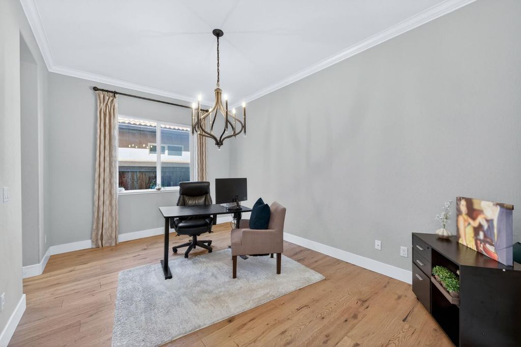 Image 27 of property listing at 638 Mesa Dr S, Madera, CA 93636