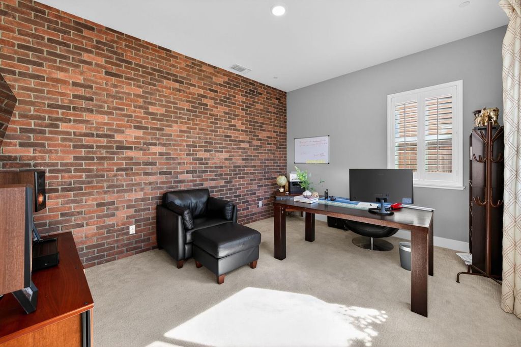 Image 28 of property listing at 638 Mesa Dr S, Madera, CA 93636