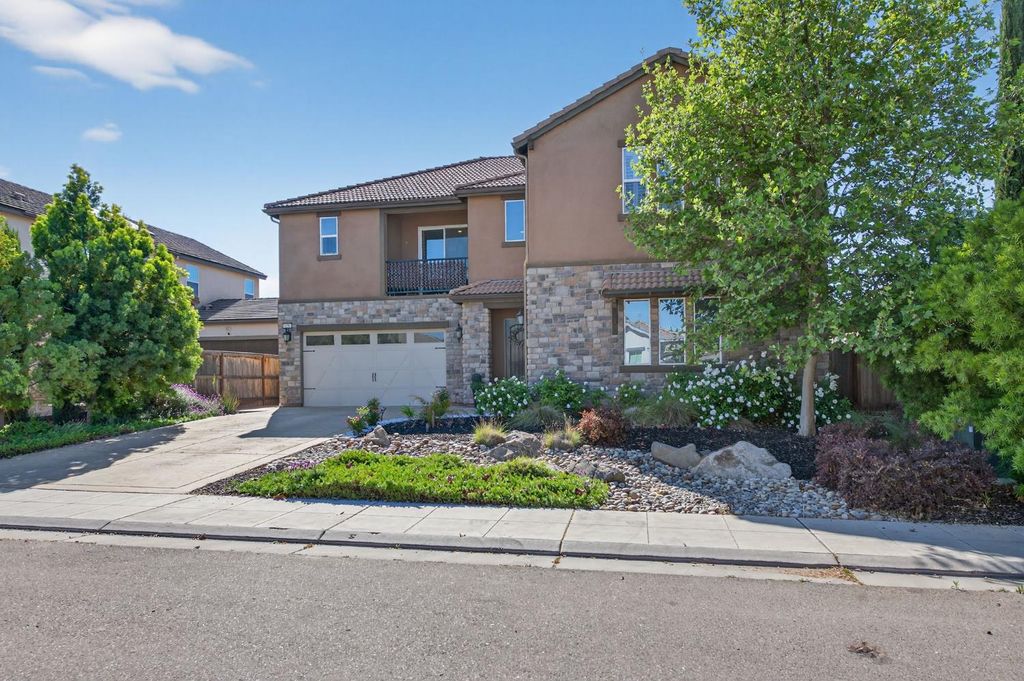 Image 3 of property listing at 638 Mesa Dr S, Madera, CA 93636