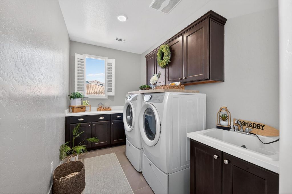 Image 39 of property listing at 638 Mesa Dr S, Madera, CA 93636