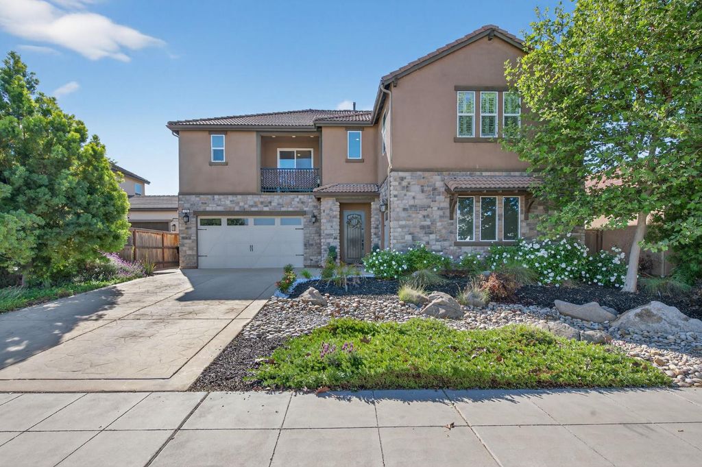 Image 4 of property listing at 638 Mesa Dr S, Madera, CA 93636