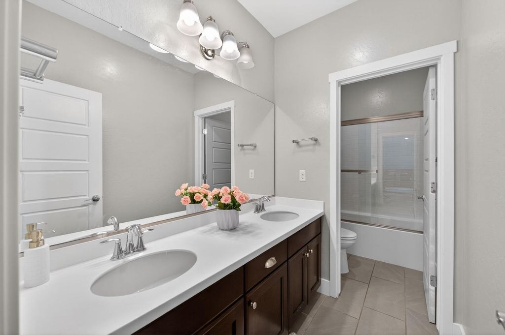 Image 40 of property listing at 638 Mesa Dr S, Madera, CA 93636