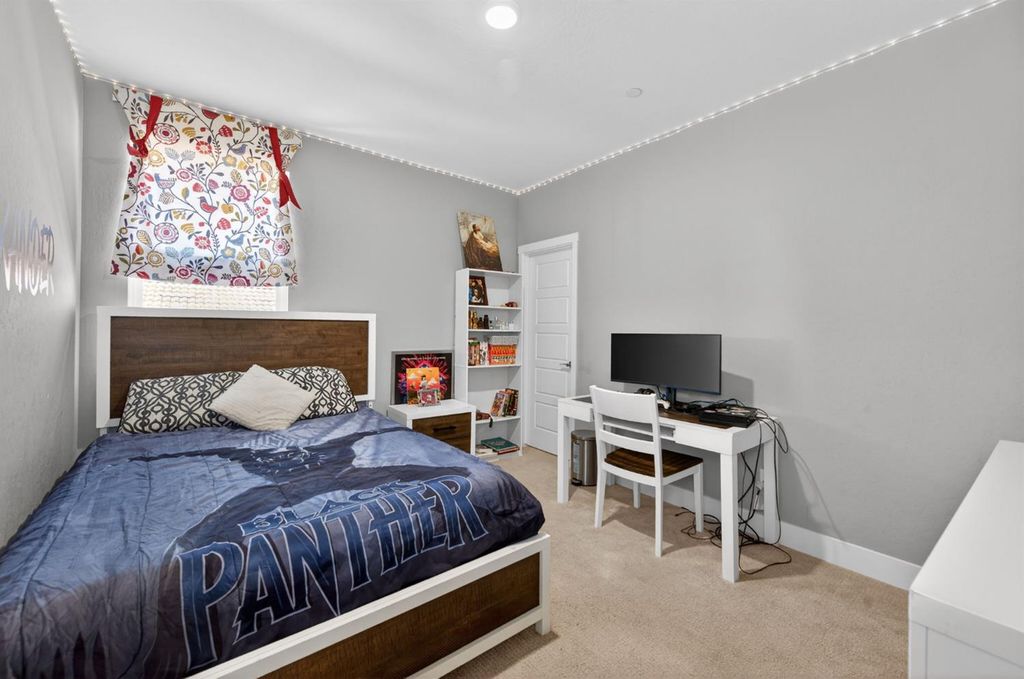 Image 41 of property listing at 638 Mesa Dr S, Madera, CA 93636