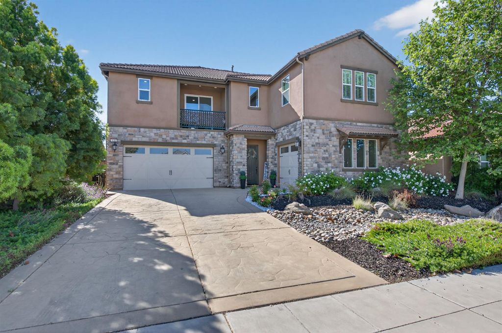 Image 5 of property listing at 638 Mesa Dr S, Madera, CA 93636