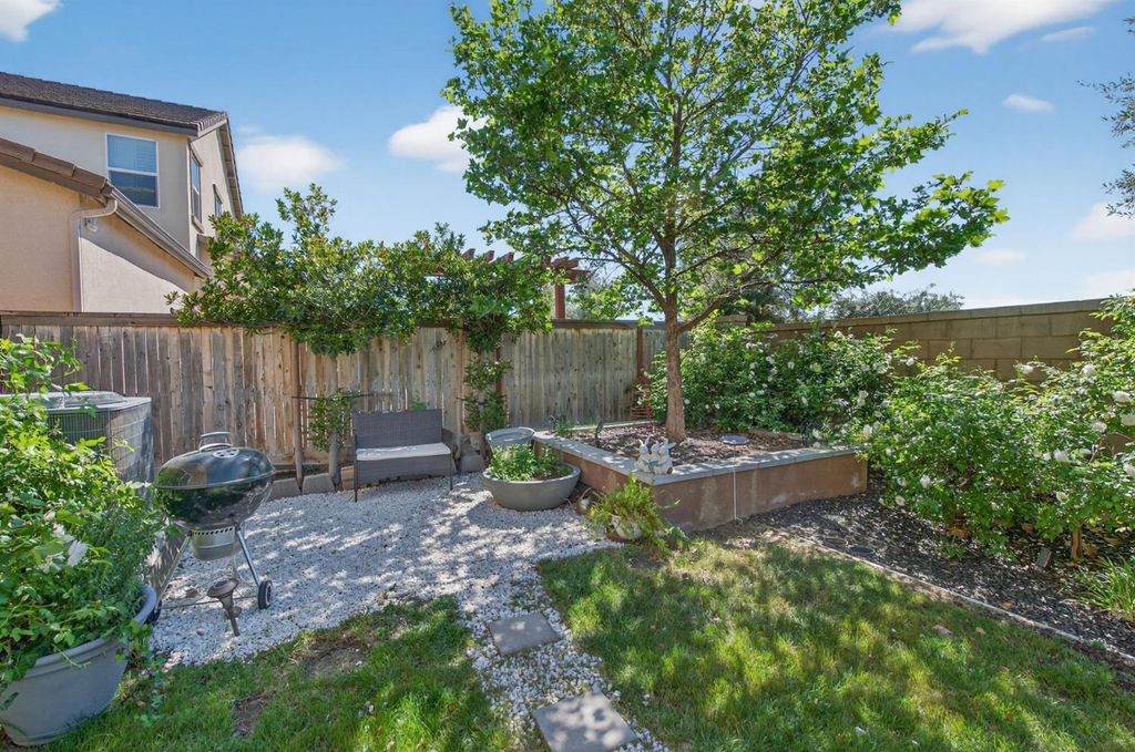 Image 58 of property listing at 638 Mesa Dr S, Madera, CA 93636