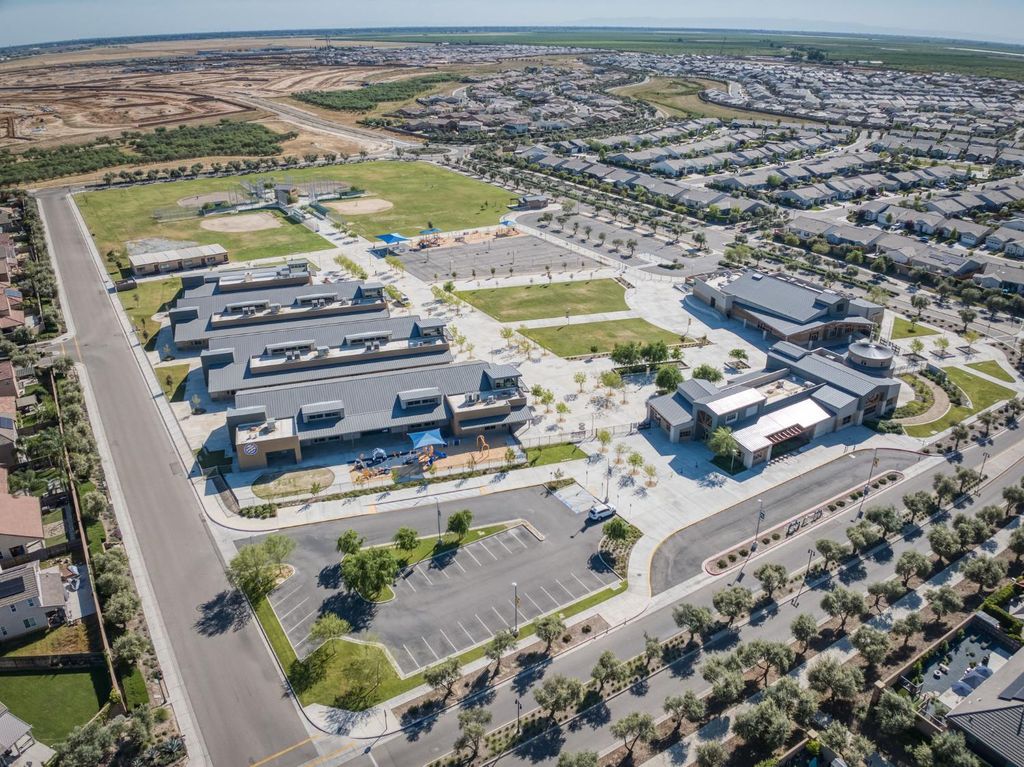 Image 63 of property listing at 638 Mesa Dr S, Madera, CA 93636